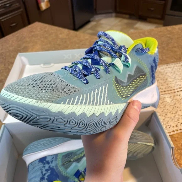 Kyrie flytrap 5 - Picture 3 of 8